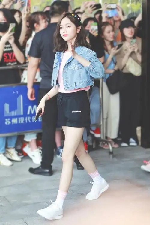 吴宣仪颜值超赞穿小香风外套楚楚动人表情呆萌可盐可甜