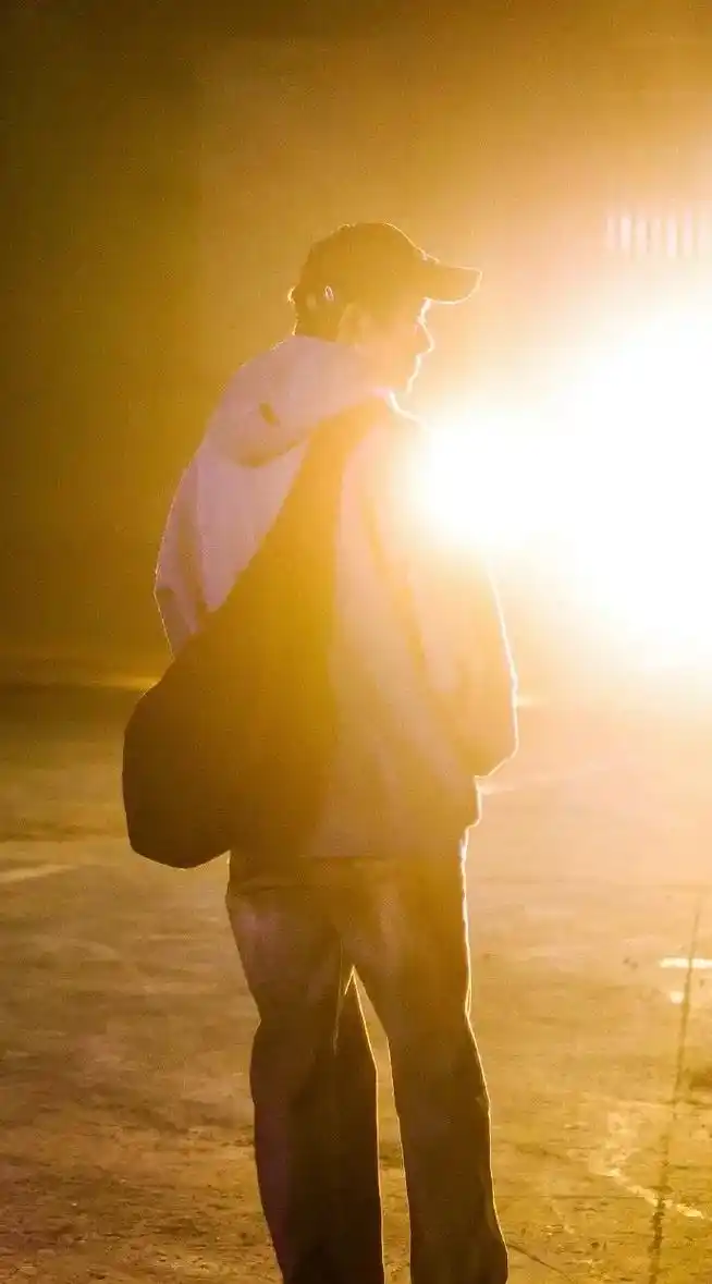 易烊千玺 少年后面背的花,不仅仅是花还有满满的诚意,他真的 - 抖音