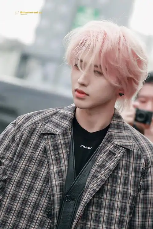 蔡徐坤米兰时装周饭拍,粉发造型也太帅了!妥妥的撕漫男吧!__财经头条