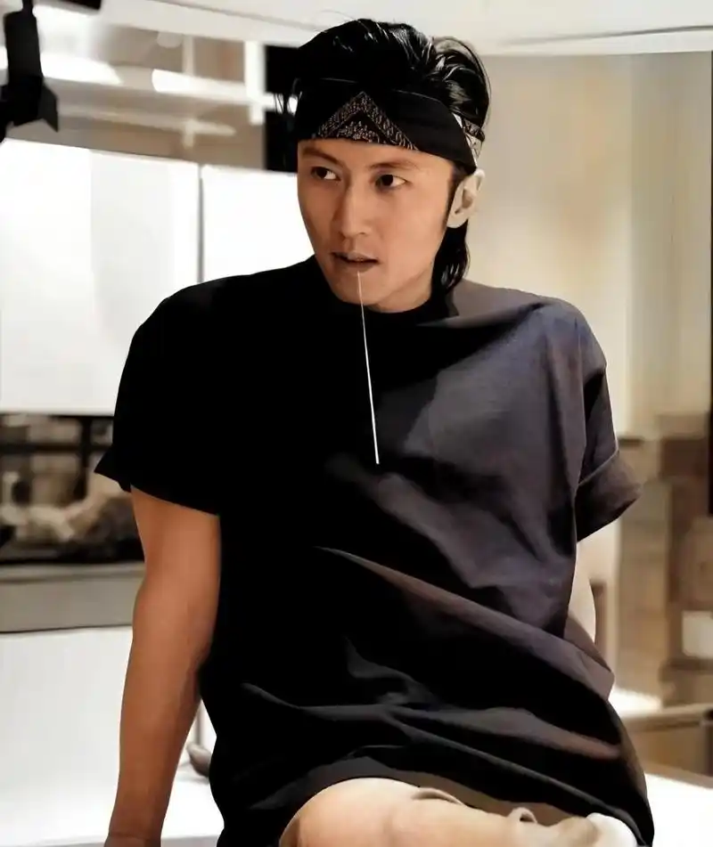 43岁的谢霆锋轻松地梳着道明寺的发型,嘴里叼着一根意大利面条.