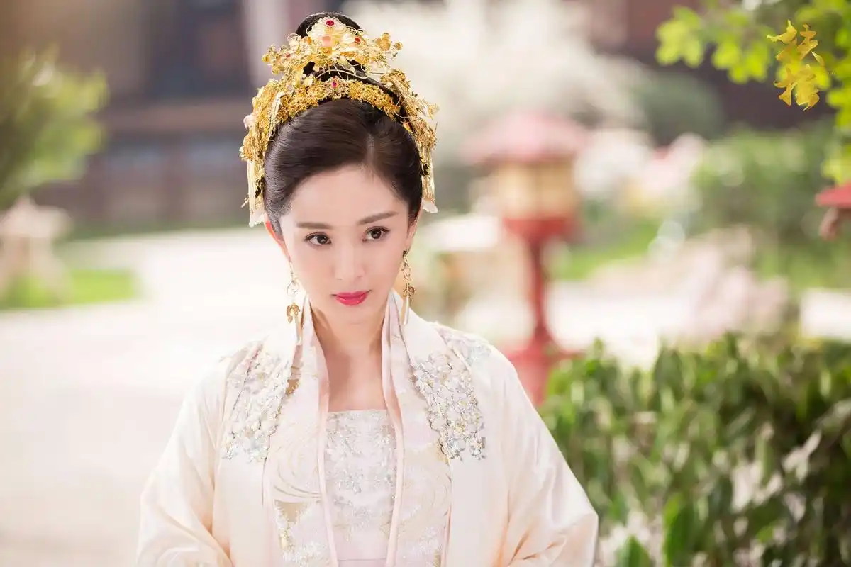 p>杨幂,1986年9月12日出生于北京市,中国内地影视女演员,流行乐歌手