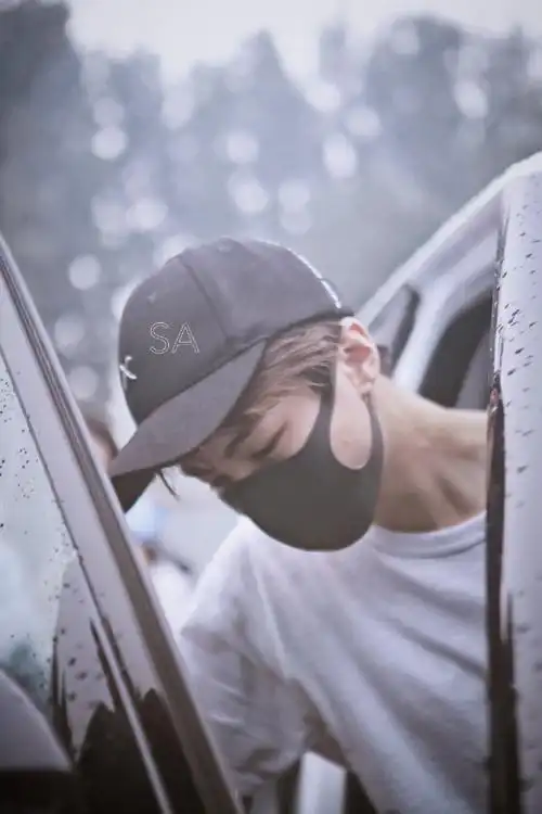 王俊凯在镜子上签名##王俊凯直播