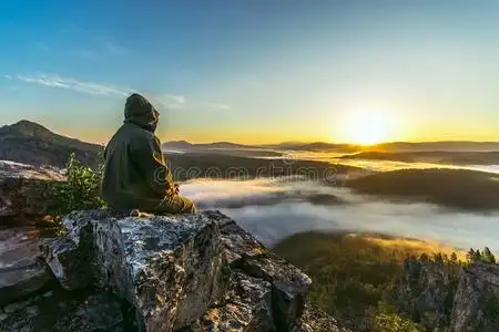 背向自然一旅行者男人一次背向山峰关于山和会议喜修饰者照片