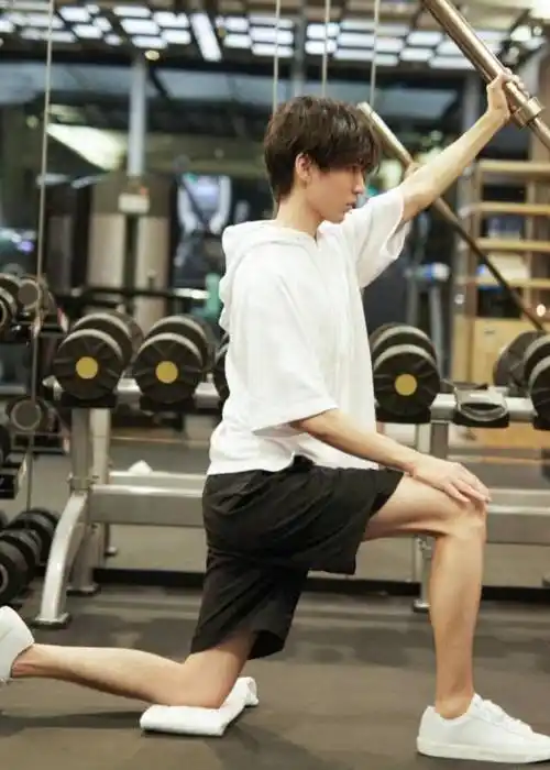 王俊凯的"健身照"被疯传,没了十级滤镜庇护,这侧颜确定存在?