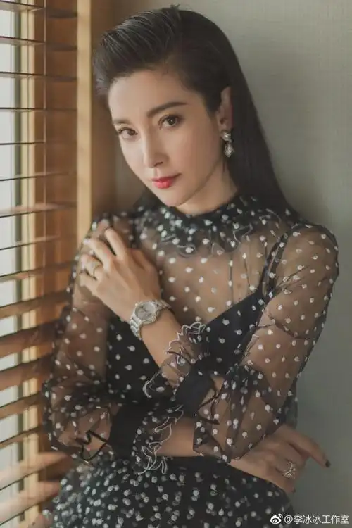 组图李冰冰穿波点提花纱裙解锁新造型烈焰红唇释放成熟魅力