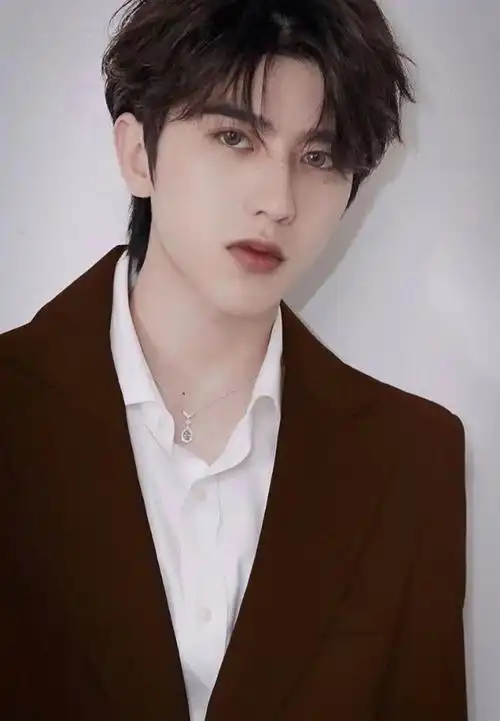 蔡徐坤被曝恋情与二字一线女星谈恋爱两人有过合作女方眼睛大