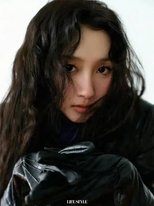 关晓彤新时尚大片来袭,烫卷发气场全开,百变造型又酷又美!插图