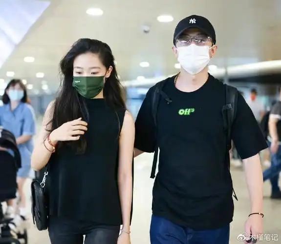 黄轩带女友现身机场,穿情侣装上演"摸头杀",曾传出好事将近