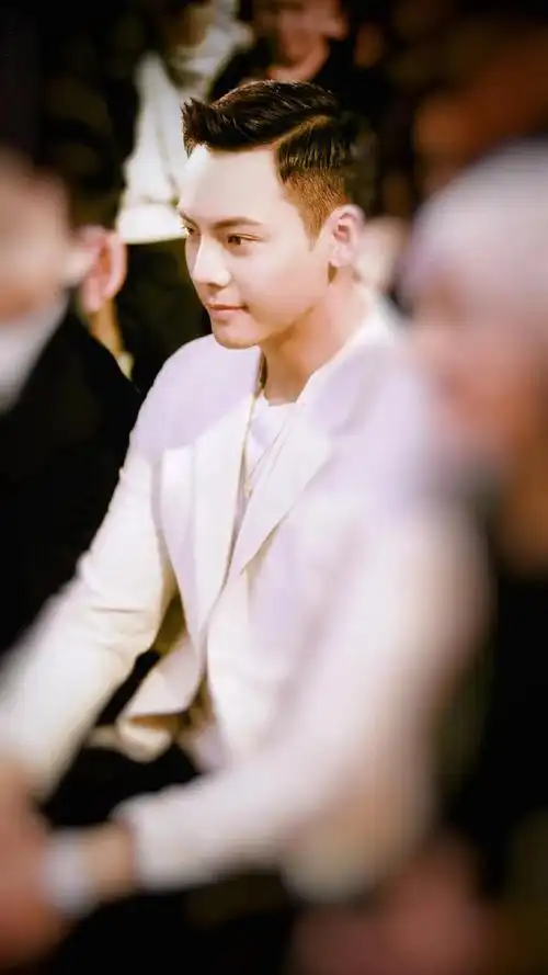 [平行空间使用方法]陈伟霆高清微信头像-站库网