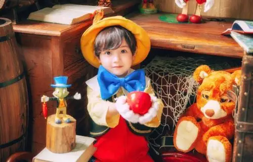 这小男孩不要太萌啊!