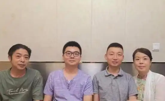 郭威一家三代人一起出游玩耍看到全家同框合影网友基因强大