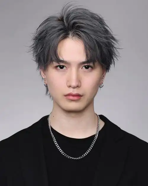 在本篇文章中,我将为您介绍四种热门男士发型:超短寸头,飞机头,大背头