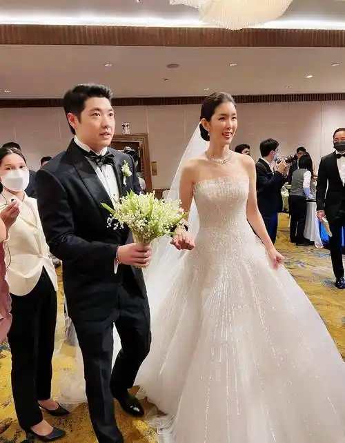 泰国首富谢国民出席刘德华小舅子孙子和妻子的婚礼,合照很甜蜜_陈雪铃