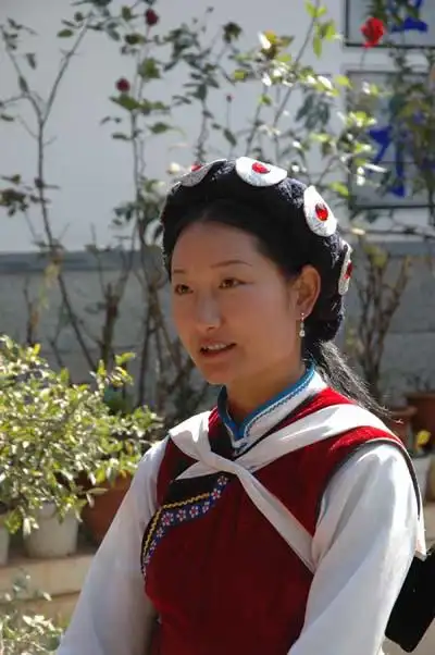 生活在丽江四方街的纳西族姑娘