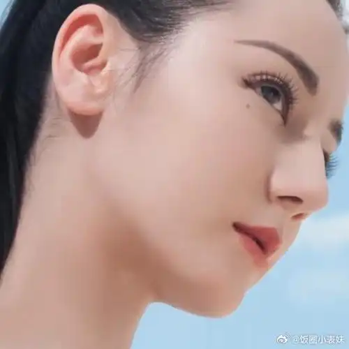 迪丽热巴真就是精灵美人吧,这下颌线比我人生规划还要清晰,皮肤状态像