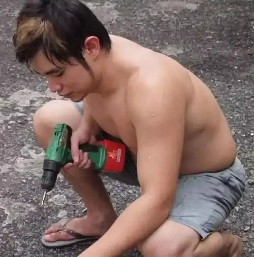 周杰伦最新肌肉照曝光身材超过彭于晏