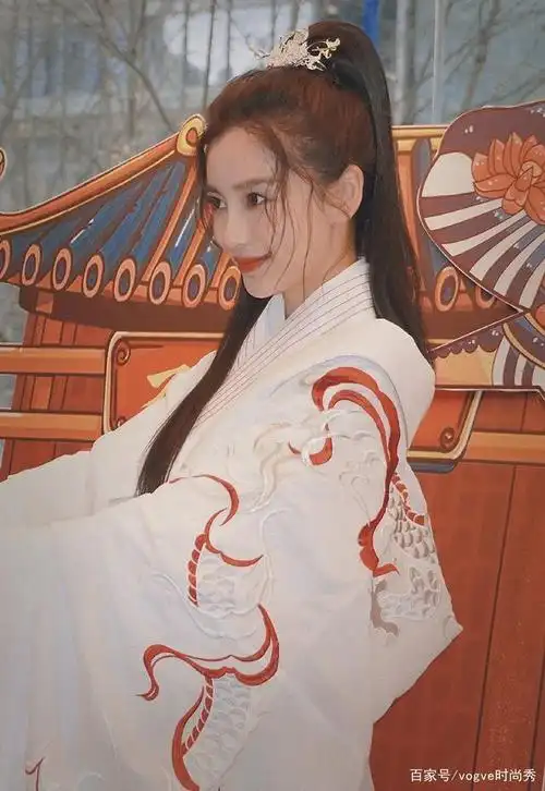 杨颖元宵节穿汉服举办生日会,请粉丝吃火锅,晒儿子吃汤圆的照片