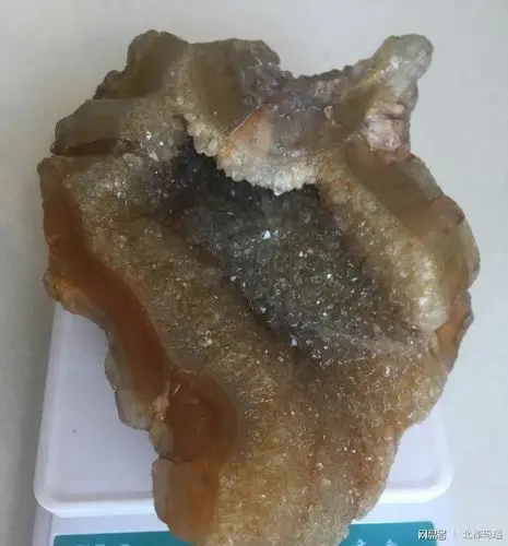 朋友在马桥河捡到的玛瑙原石里面有很多水晶