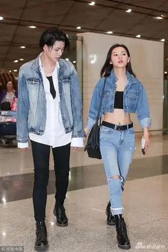 张予曦与男友甜蜜牵手秀恩爱 小蛮腰大长腿吸睛