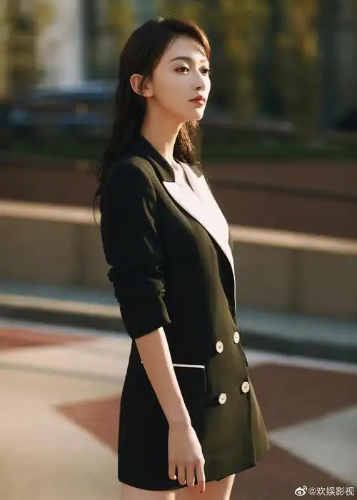 欢娱影视演员@吴谨言 今日以一日店长身份出席万宝龙北京国贸精品店开