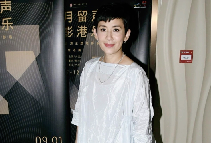 吴君如穿出了50女性想要的年轻感白色娃娃裙配短发减龄时髦