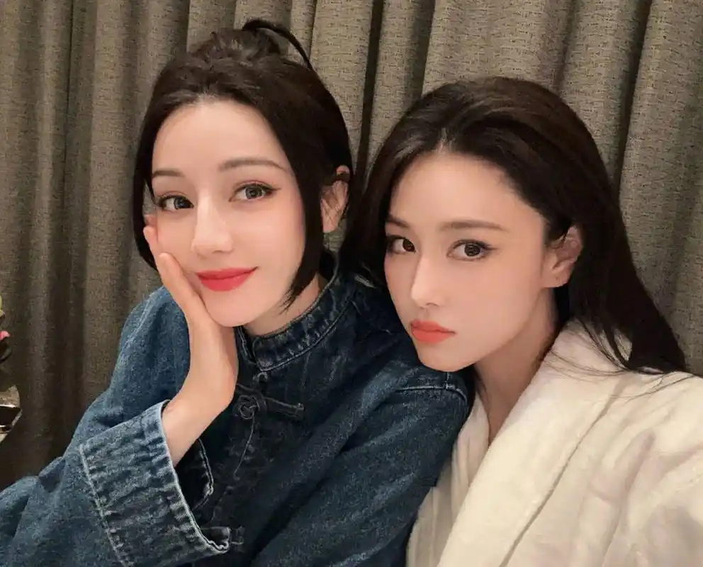 张馨予# #迪丽热巴张馨予聚餐合照# #全民ai创作节# 张馨予和