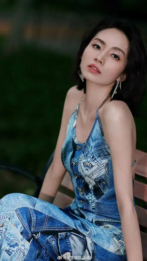 刘惜君撑伞大片