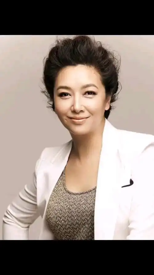 50岁的江珊性感身材,已经和老公离婚了,她曾经爱的那个人是靳东