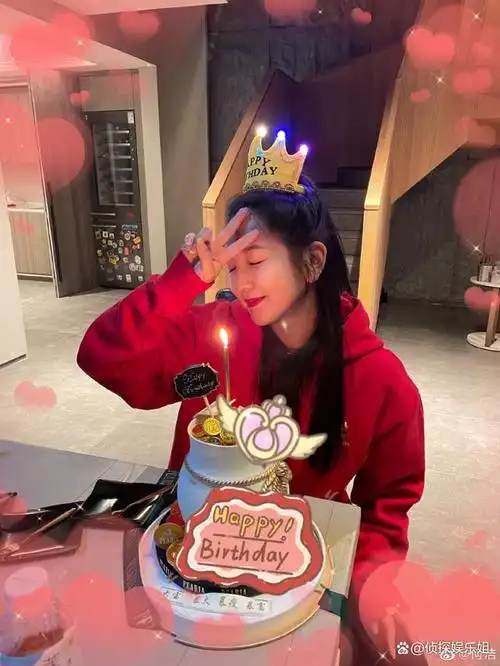 3月25日晚,歌手何洁在个人社交平台分享了一组庆祝37岁生日的照片,她