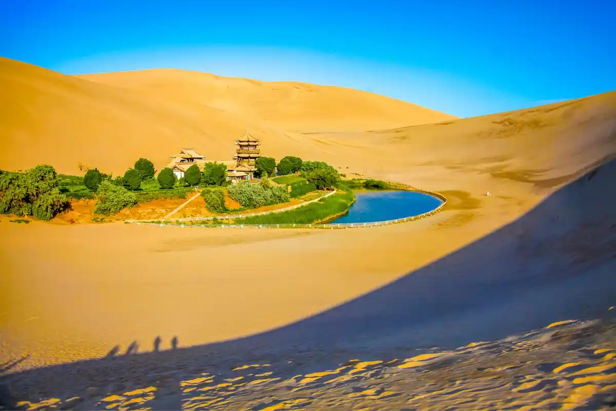 嬉行记# 敦煌大月牙湖,又称敦煌蒙湖,位于中国甘肃省敦煌市,是敦煌