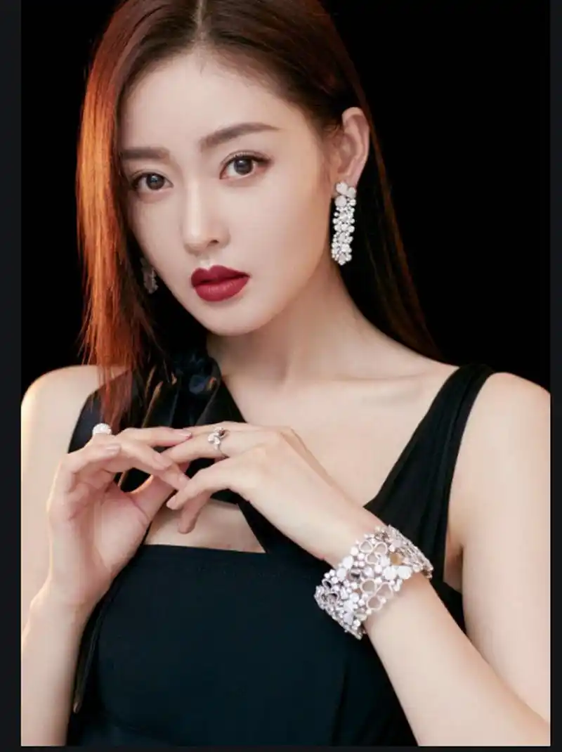 张天爱凭借魅力和演技赢得粉丝喜爱,但经历艳照风波和经纪公司恩怨等