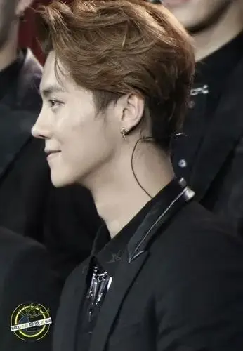 看!鹿晗的下颌线