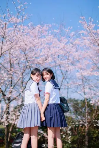 闺蜜情谊大过天!以后合照都该这么拍!