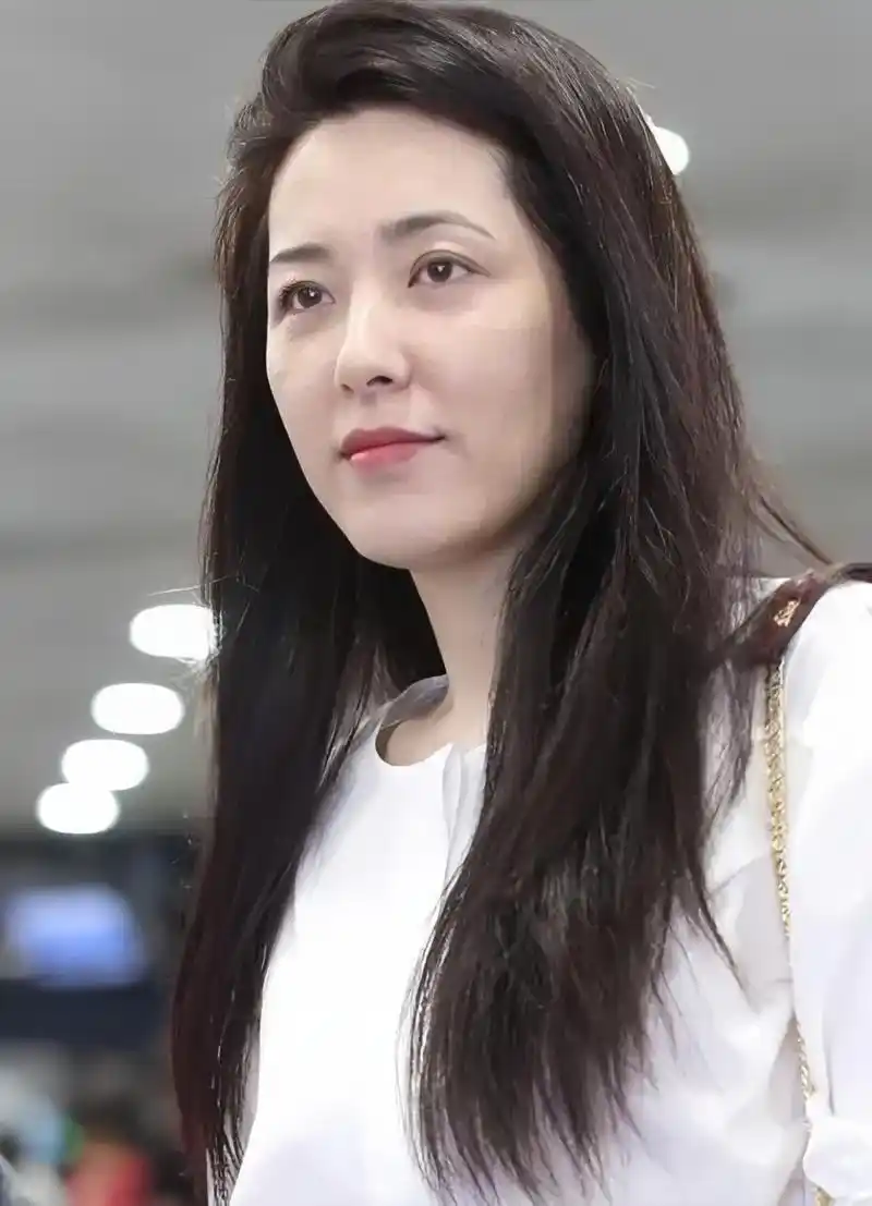 曾黎的容颜似乎已经有了明显的岁月痕迹,她的素颜照片展现出了她脸部