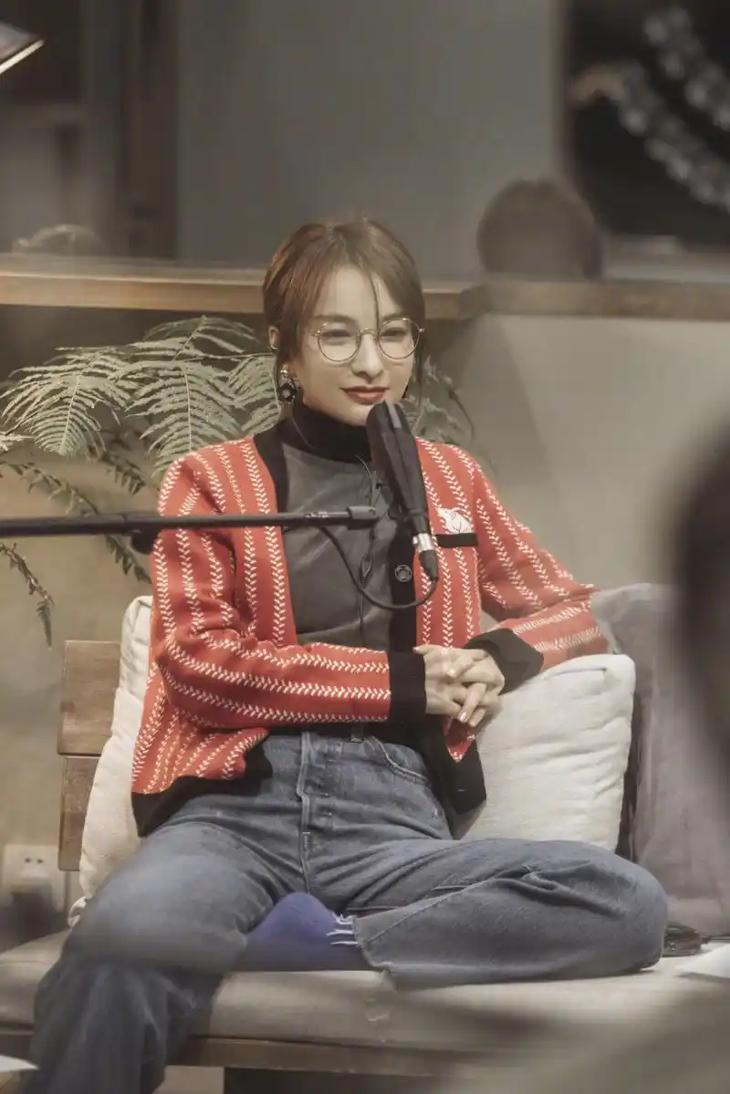 吴昕被腰带束出花瓶腰,40岁腰身似少女,一看就是长期健身才有的