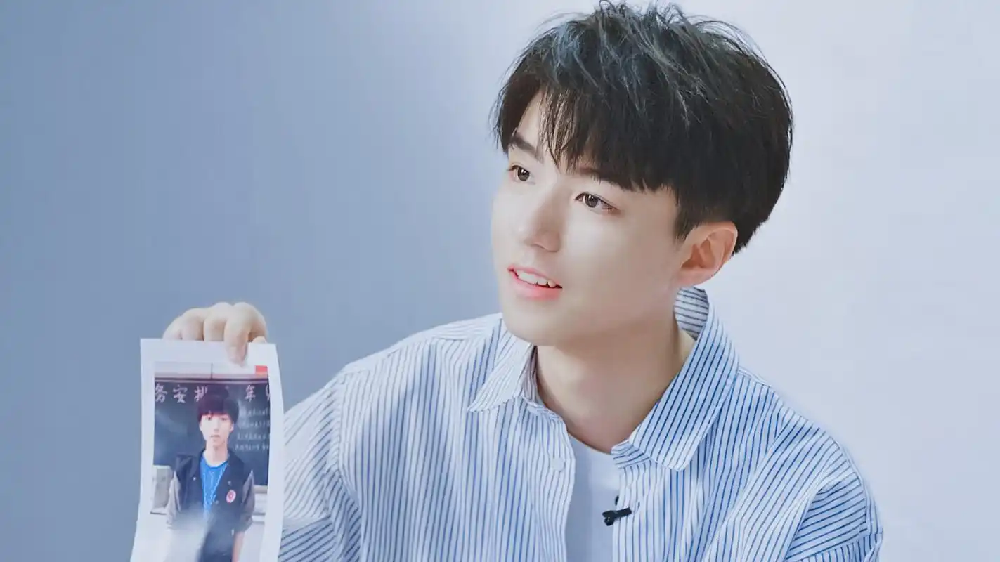 王俊凯穿蓝色条纹衬衫好幼,捏着自己小时候的照片真的可可爱爱