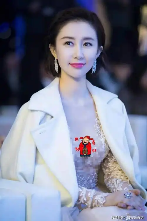 舒畅身穿白色透视裙,个性优雅