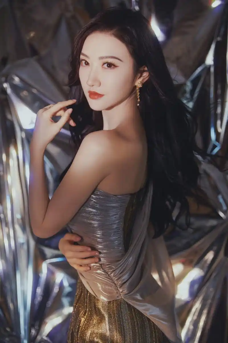 景甜,一袭抹胸裙,人间富贵花