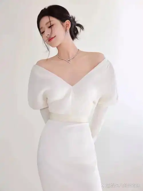 赵露思一身白色露肩高定礼服,美得像朵花儿,看来露丝已经恢复以前的