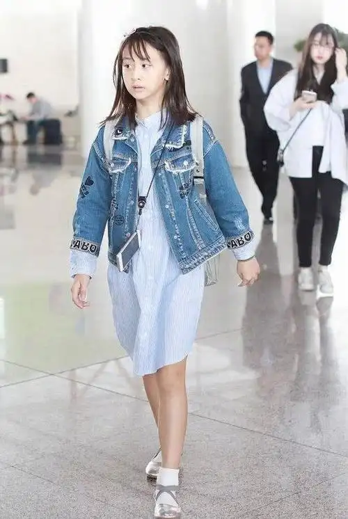 而12岁的黄多多,身高已经达到孙莉的肩头了,穿衣也有自己的风格.