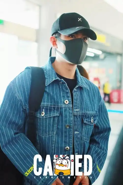 季肖冰机场街拍,今天的发型巨可爱!