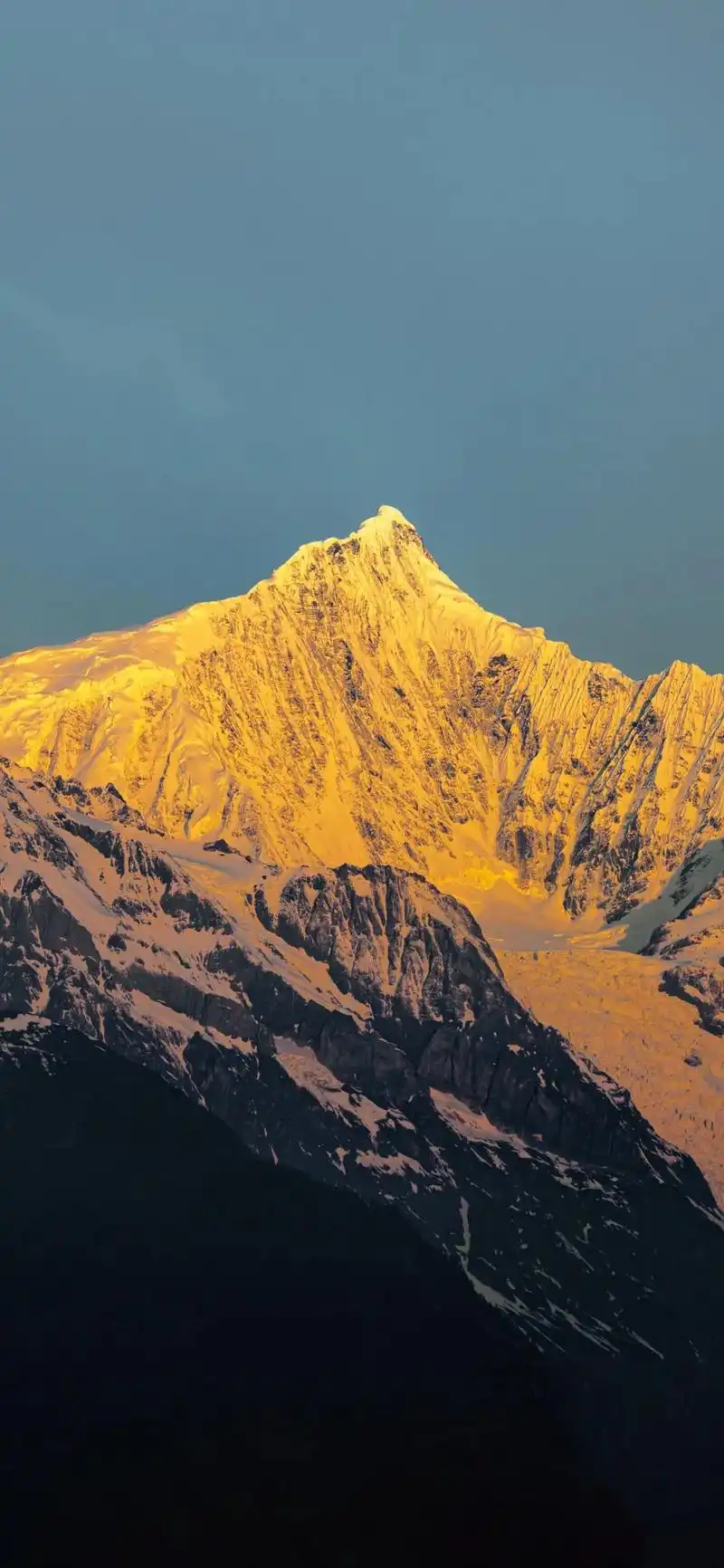 雄伟山峰,巍峨耸立,直指云端,令无数人为之倾倒.