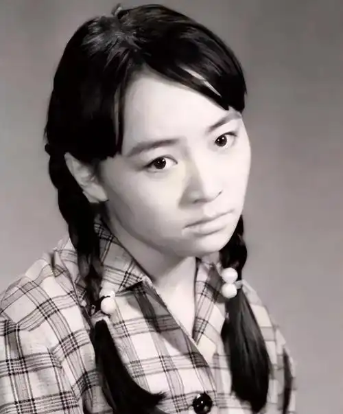 年轻时的宋丹丹可以说是十里八乡有名的美人,不仅天生丽质鹅蛋脸,还