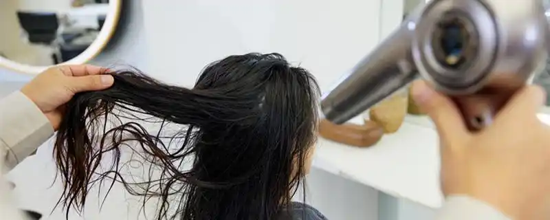 摄图网_502380693_banner_理发师给女性顾客吹头发特写(企业商用1)