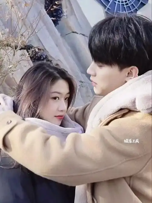 又闹又甜周翊然用帽子当围巾帮向涵之戴上