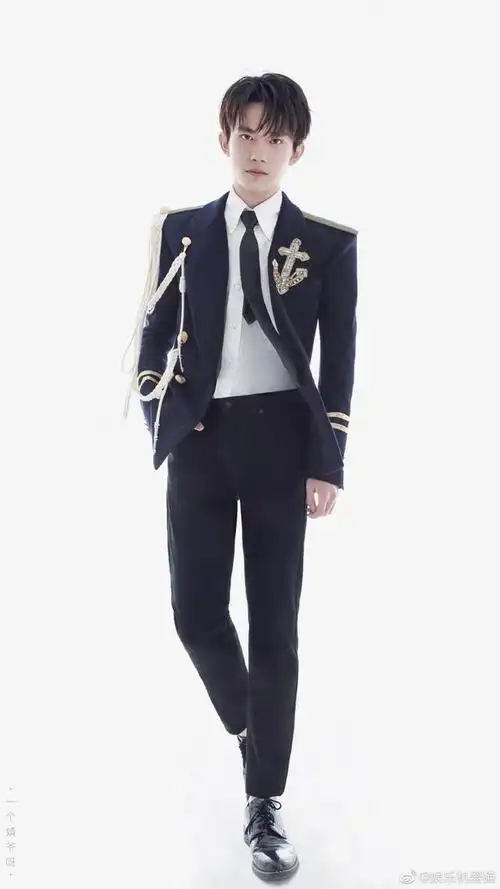 易烊千玺制服杀来啦 优越直角肩俘获你的心
