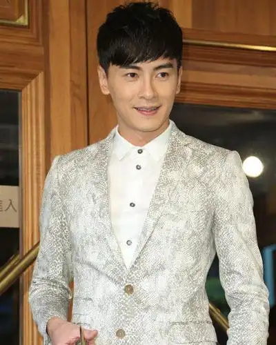 郑元畅短发发型成熟有魅力