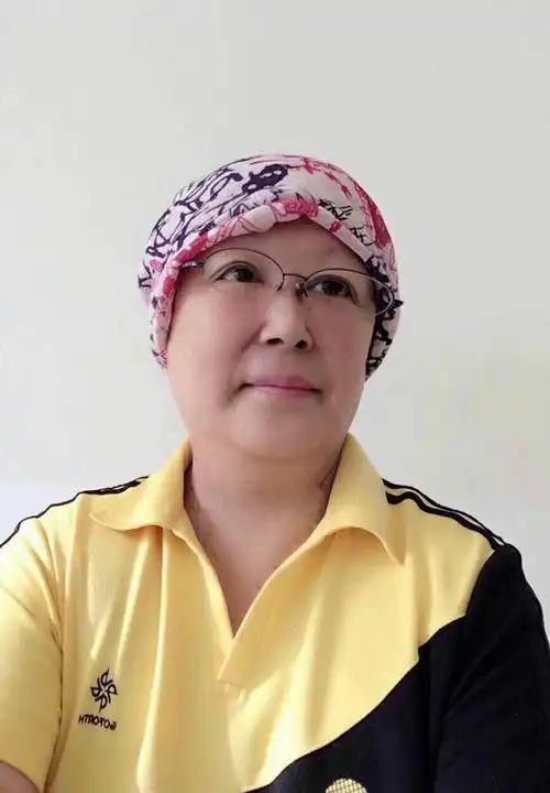 她的坚强换来了大家由衷的尊敬和爱戴