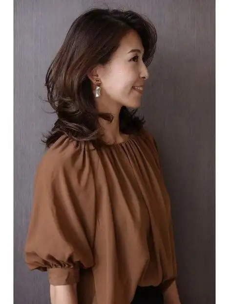 中老年女性,发型这样剪,立体时尚显气质