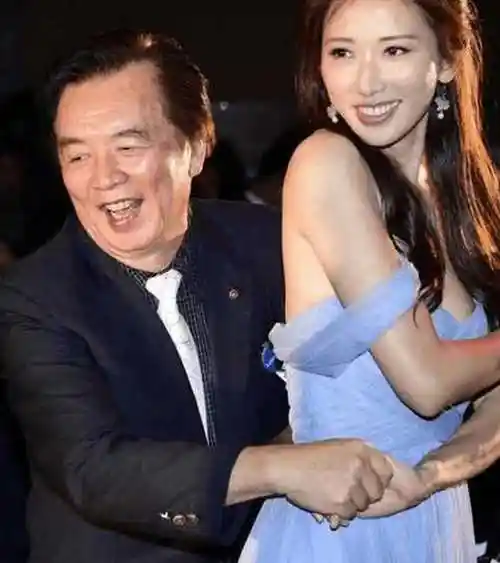 林志玲与74岁爸爸跳舞秀傲人上围